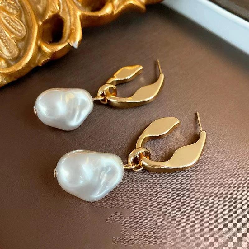 Vintage Baroque Silver Needle Irregular Pearl Earrings Women'S Niche Design French Earrings Premium Earrings
