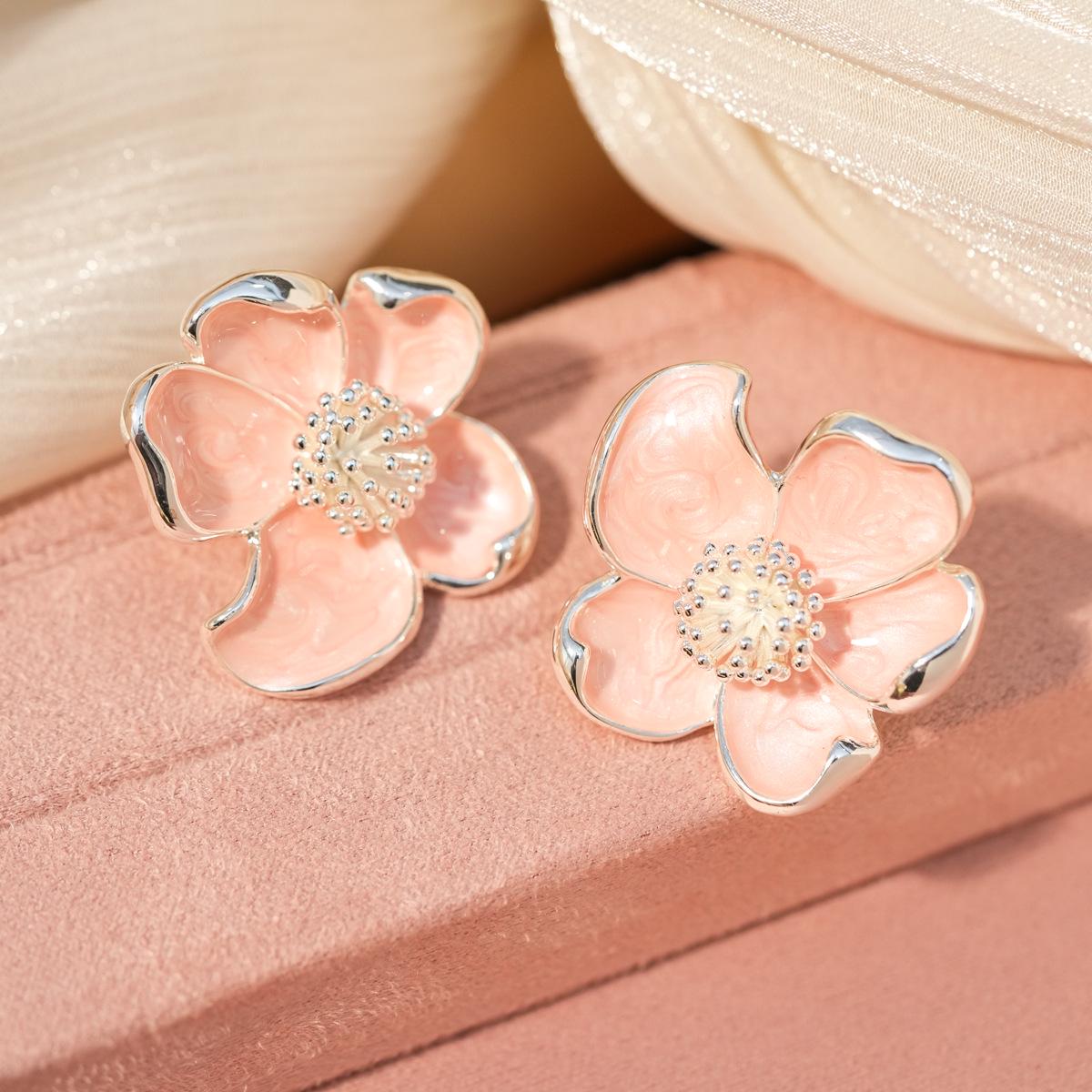 Dopamine Enamel Flower Ear Cuff: No-Piercing, Fresh, High-End Jewelry