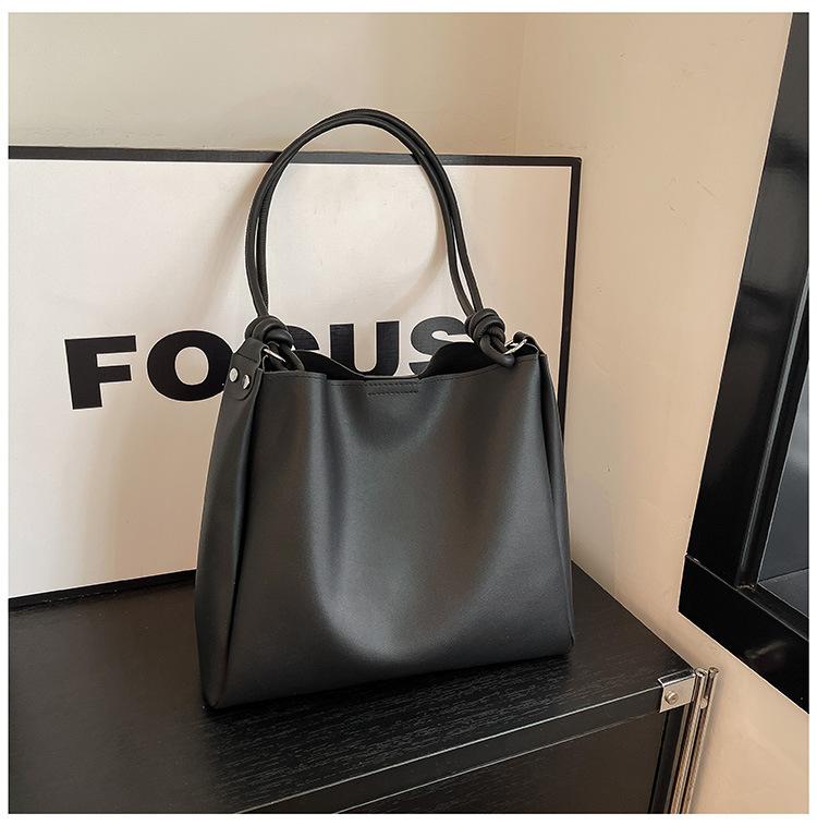 225 winter new bag women's retro foreign style tote bag fashion niche shoulder bag casual simple crossbody bag