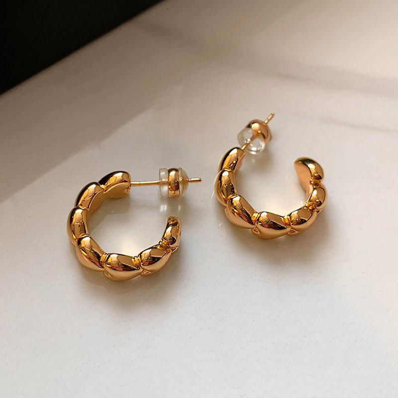 

Metal texture twist C-shaped earrings women s European and American light luxury niche design simple retro gold and silver high-end earrings