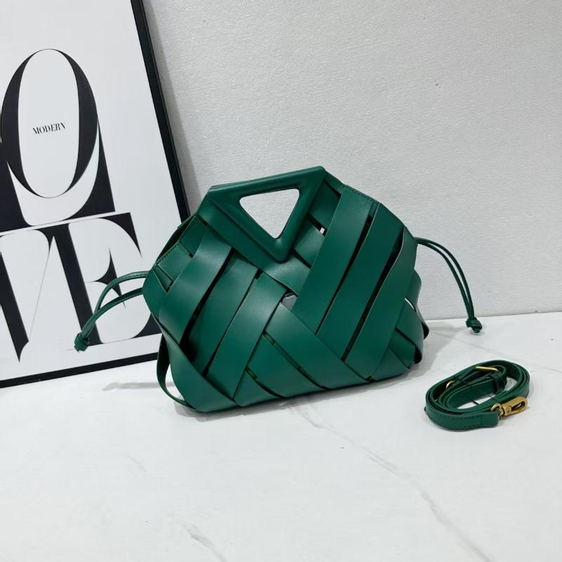 Nova cesta de vegetais bolsa feminina tecida triângulo invertido fivela magnética bolsa gaiola de pássaro bolsa de mão tiracolo mensageiro