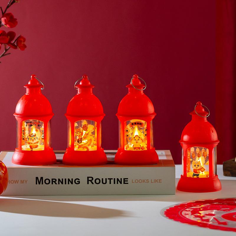 Barn bærer små opplyste sylindriske lykter til vårfesten