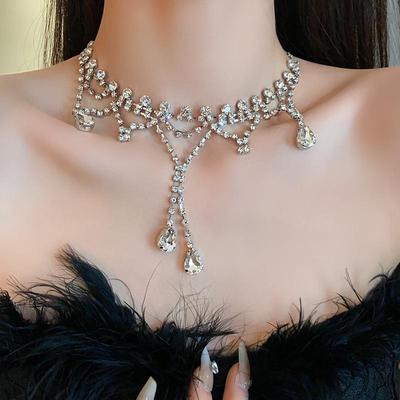 Francouzský náhrdelník s perlovým květem a vsazenými diamanty: Elegantní lehký luxus, Všestranný klíční řetízek, Špičkové šperky