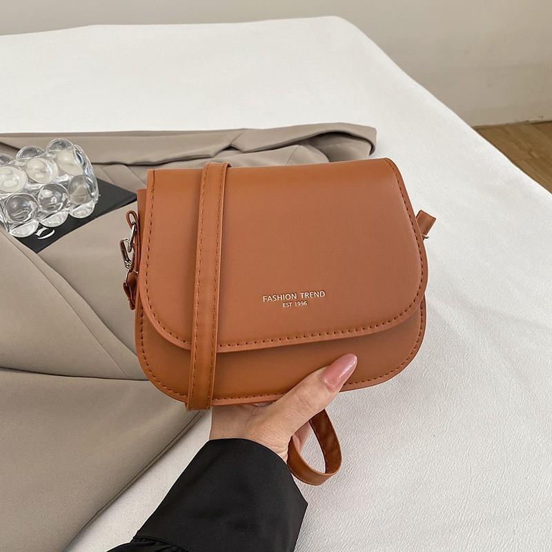 

Candy color autumn and winter new versatile shoulder bag fashionable small fresh high value feeling saddle bag commuter messenger women s bag коричневый