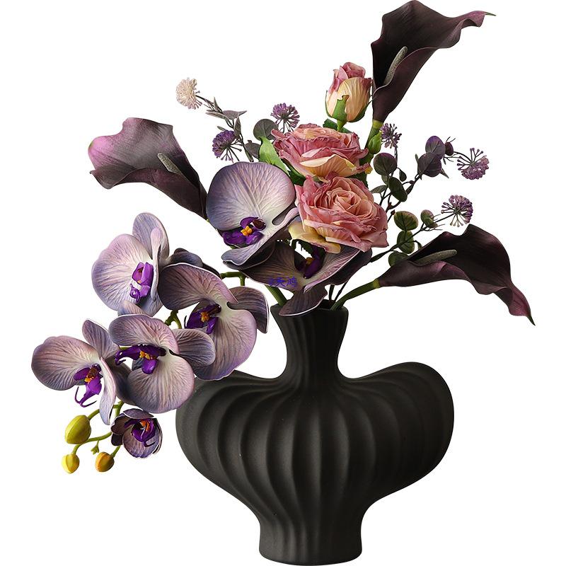 Luxuriöser künstlicher Blumenstrauß zur Dekoration von Wohn- oder Esszimmer