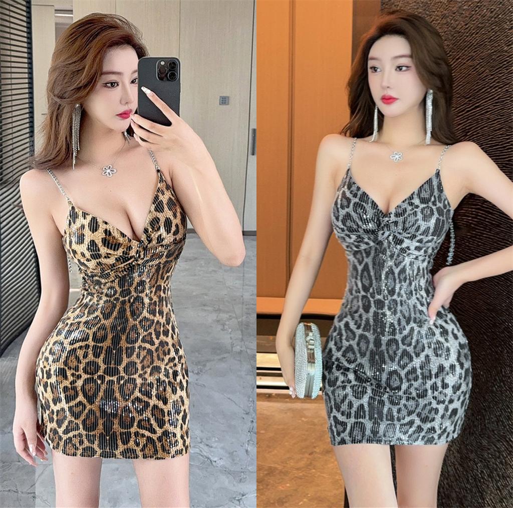Sexy Low-cut Hip-wrapped Short Skirt, Fashion Temperament, Pure Desire To Close the Waist, Pleated Design, Niche Suspender Dress