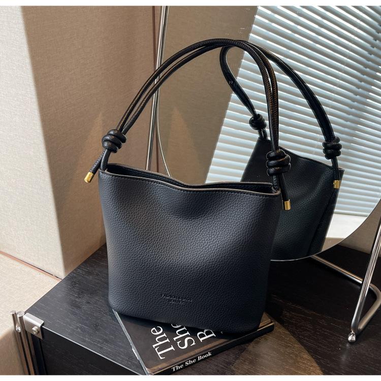 New Fashion Shoulder Bucket Bag Simple Personality Versatile Autumn and Winter Fashion Crossbody Temperament Women's Bag