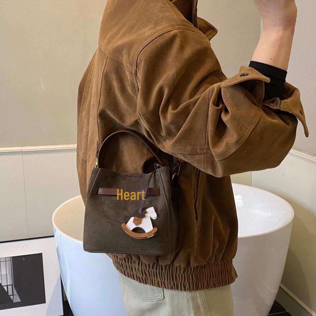 Zamszowa torba typu tote bucket w stylu koreańskim - Damska modna jesienna torba crossbody na ramię z kolorowym blokowaniem 2025