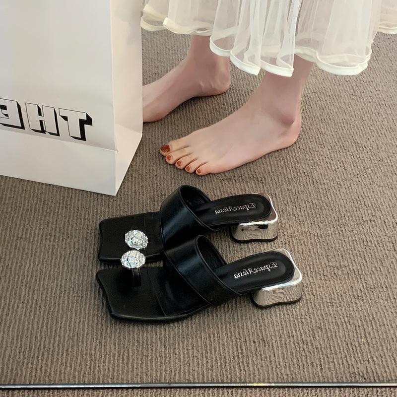 

Модные шлепанцы с металлическим носком женская уличная обувь весна и лето 2025 новые квадратный носок толстый каблук пляжные квадратный носок щиплющие ногу крутые шлепанцы 40