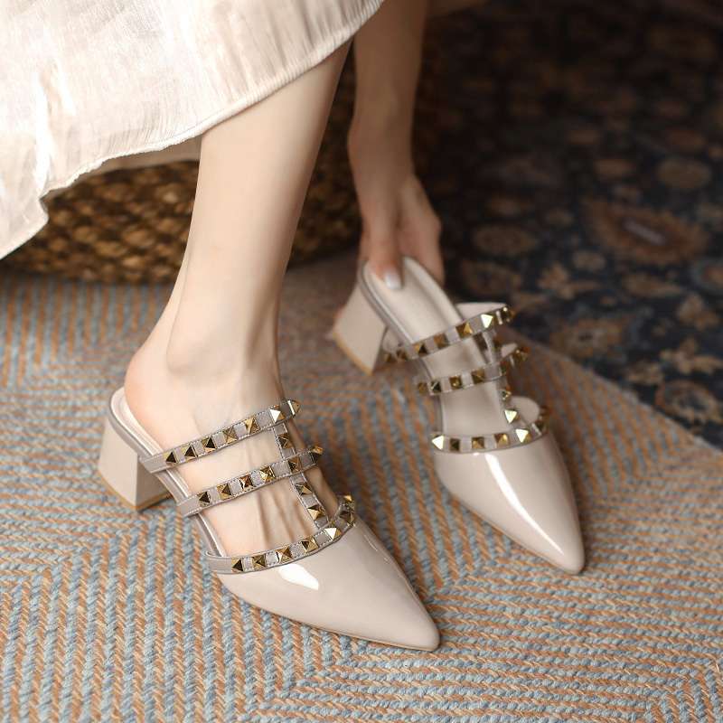 

Summer 2025 new medium heel rivet cool slippers women s wear lazy thick heel pointed head patent leather bag head half drag 35 телесный