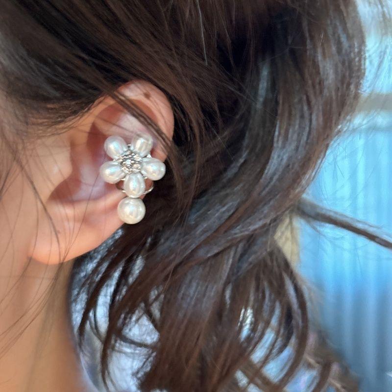 Elegant Rhinestone Flower Pearl Ear Clips - Luxurious Design for Women, No Piercings Needed