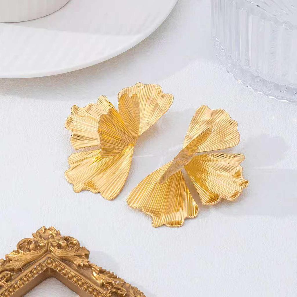 Pendientes Plisados de Hoja de Ginkgo Bohemio: Elegante, Versátil y Llamativo.