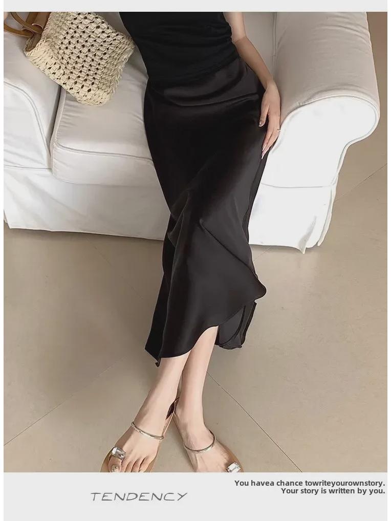 Högmidjekjol i satin med fisksvans – Vår/Sommar 2025 Kollektion