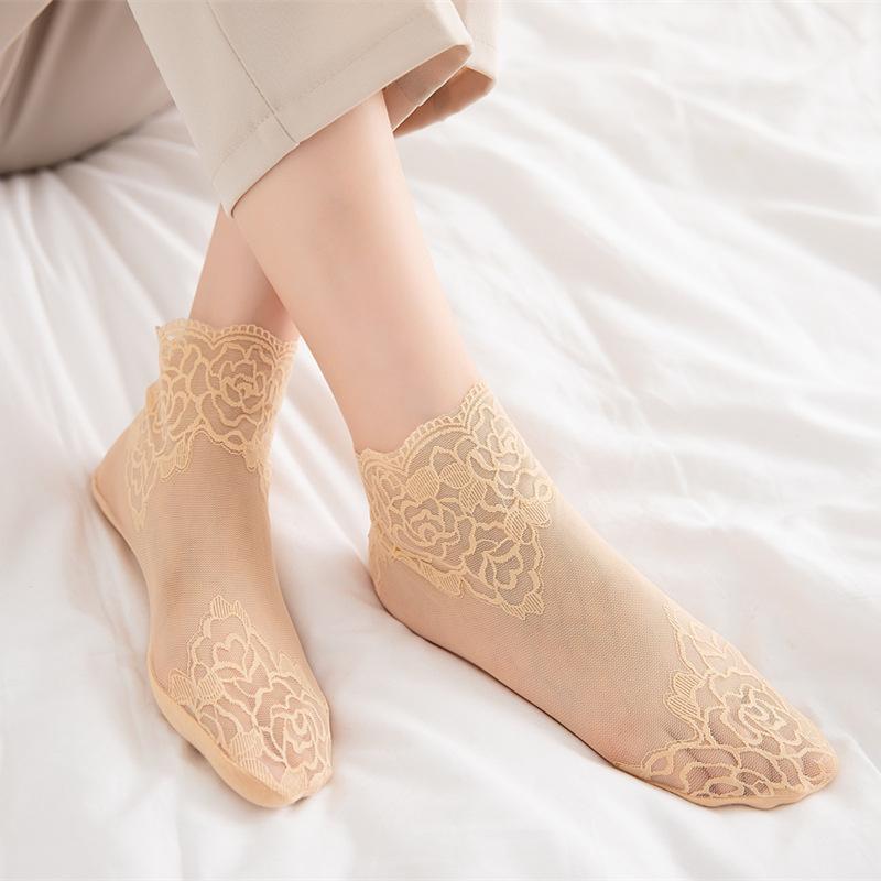 Women's Summer Lace Ankle Socks: Breathable, Floral, Cotton Bottom, Invisible, Japanese-Style, Short & Versatile.