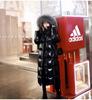 Veste en coton noir brillant longueur genou pour femme 2025 avec col en fourrure