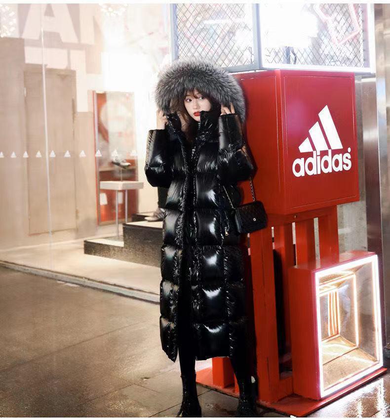 Veste en coton noir brillant longueur genou pour femme 2025 avec col en fourrure