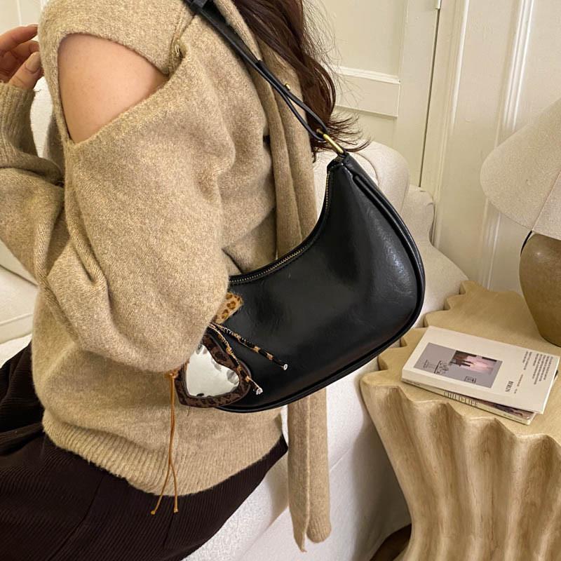 IELGY 2026 Spring Summer New Style Ladies Underarm Female Bag Niche Design Bag Female Solid Color Shoulder Bag Female Dumpling Bag