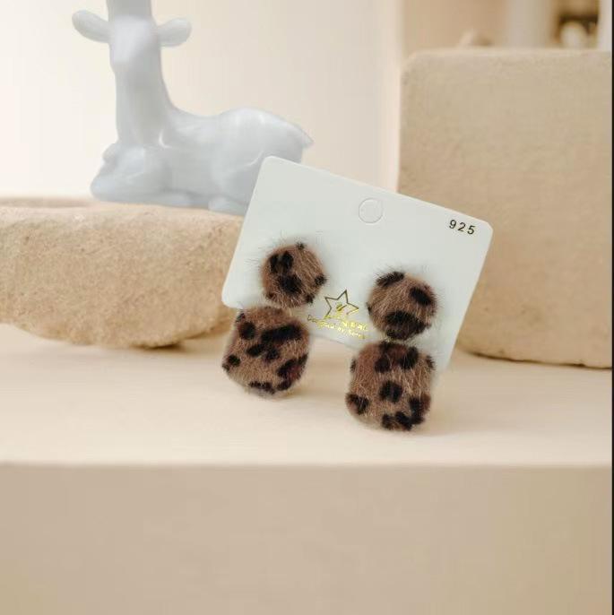 Trendy Retro Plush Leopard Print Earrings: Luxurious Geometric Dangle Ear Cuffs for Women