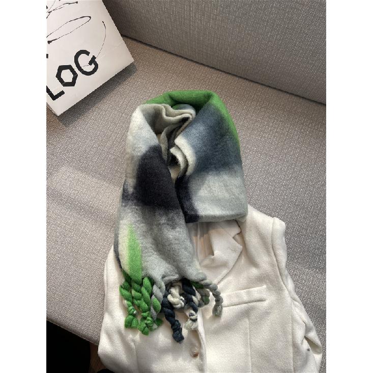 

Южнокорейский Ins2024 новый зимний геометрический цветной градиентный мохеровый шарф с бахромой женская шаль шарф для двух видов использования 190*45cm зелёный