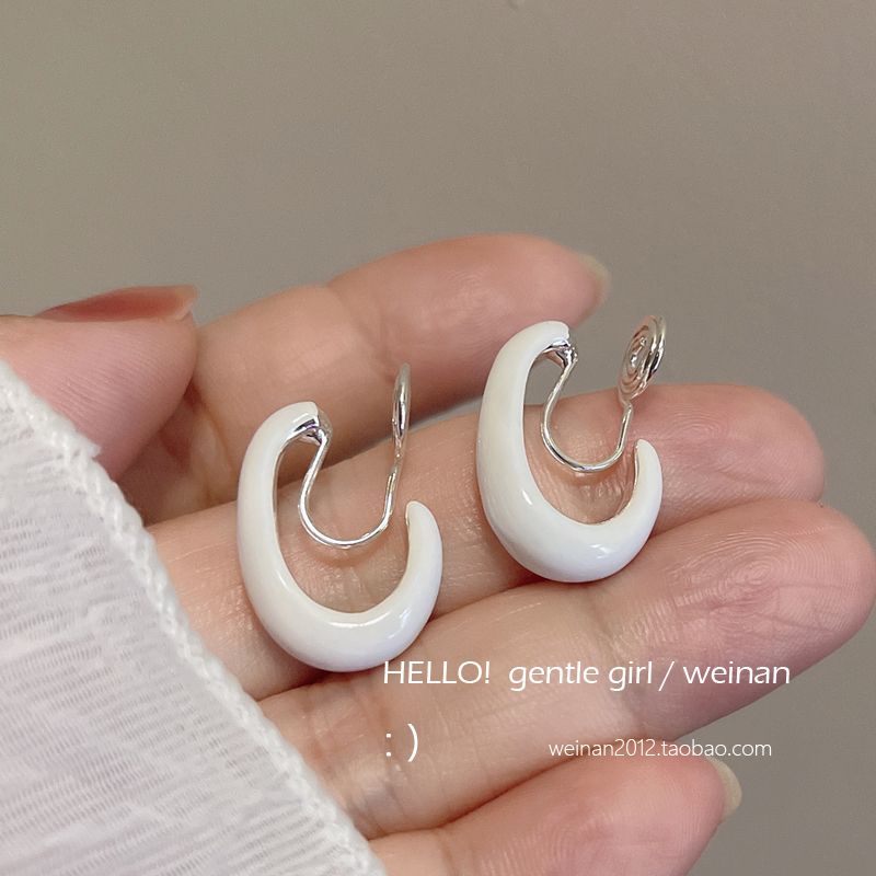 

Осень и Зима Молочный Нежный Квадратный C Кольцо Капля Глазури Серьги-клипсы для ушей в виде комариных спиралей Высококачественные Простые Серебро 925 пробы Серьги-гвоздики Ювелирные изделия Женские White mosquito coil ear clip a pair