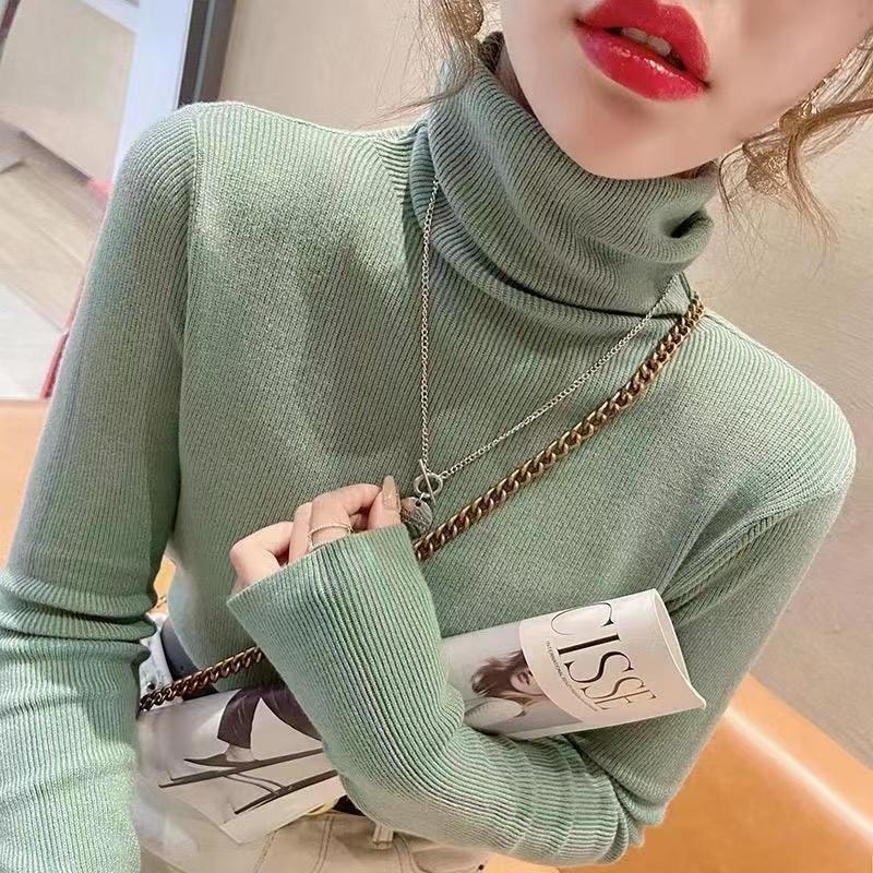 En Ny Högkragead Tröja för Kvinnor på Hösten och Vintern, med Ett Exklusivt Utseende. Det är ett stickat baslager med hög krage
