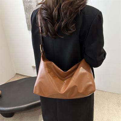 Large Capacity Solid Color Shoulder Bag Retro Soft Surface Minimalist Fashion Commuter Messenger Tote Bag