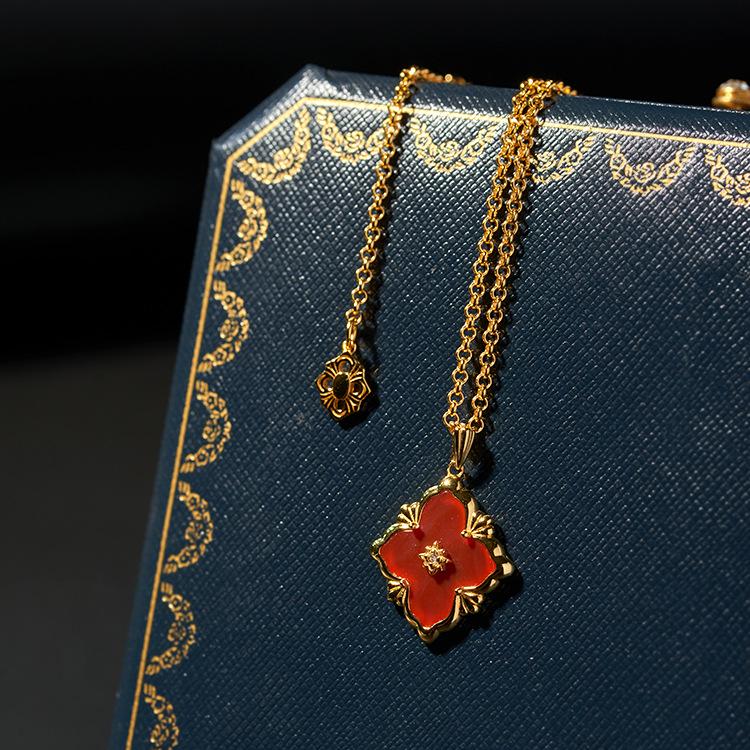 

Винтажный итальянский брашированный кулон-подвеска в виде четырехлистного клевера из белого перламутра и агата