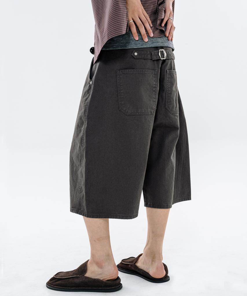 BASEMOMENT Cinch Back Curved Bermuda Pants Mocha Smoke