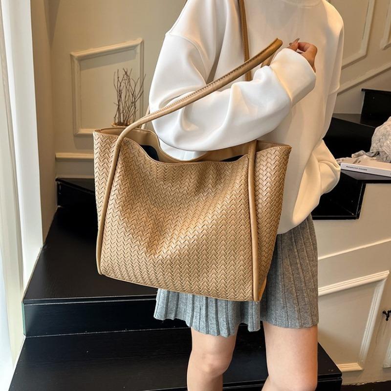 Large-capacity retro woven bag women's autumn and winter versatile new casual shoulder bag commuter tote bag
