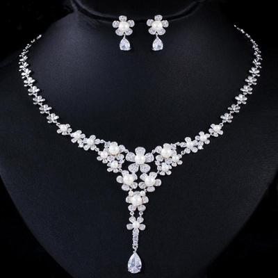 CMM Elegantní CZ Zirconia Flower Drop Necklace Umělé perlové sady šperků pro nevěsty