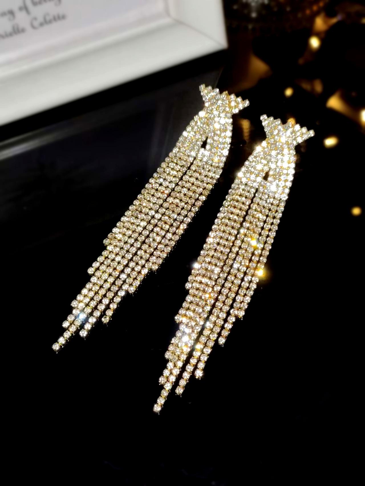 

Элегантные серьги-капли с кисточками из синих стразов и крестообразным дизайном