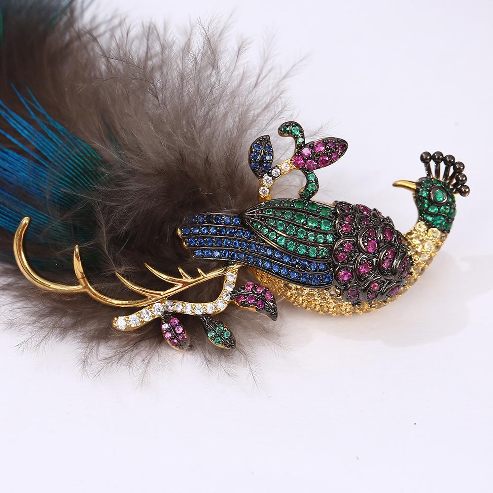 Koreanische Brosche mit künstlichen Pfauenfedern: Elegante, luxuriöse Anstecknadel für Damen.