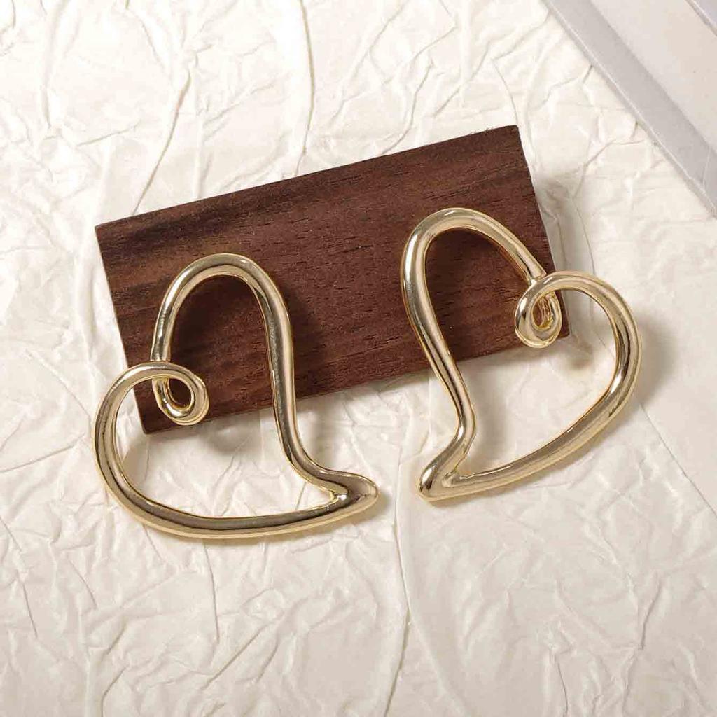 Simple and creative design sense Hollow personality Alloy love stud earrings Elegant and versatile Valentine's Day fashion