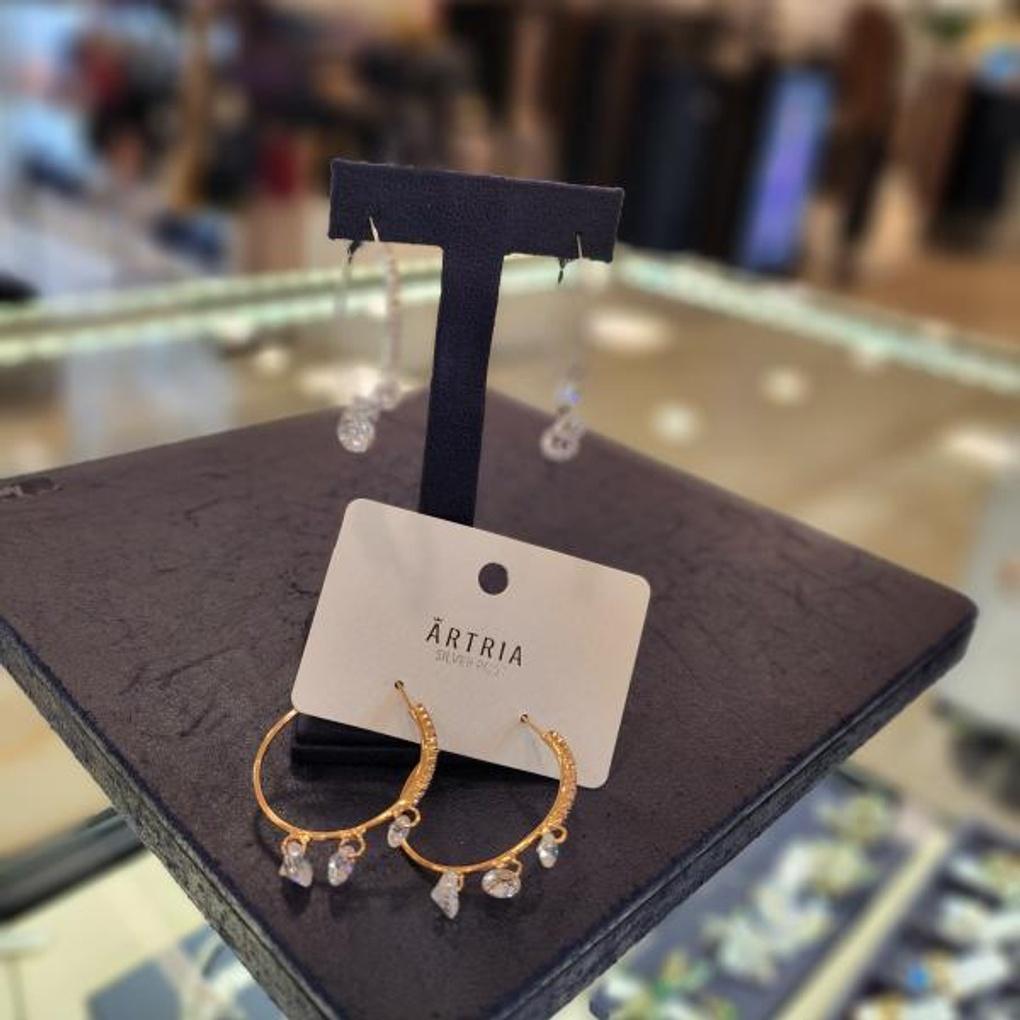 ARTRIA One-Line Dangle Earrings AAAERHK0022WHF