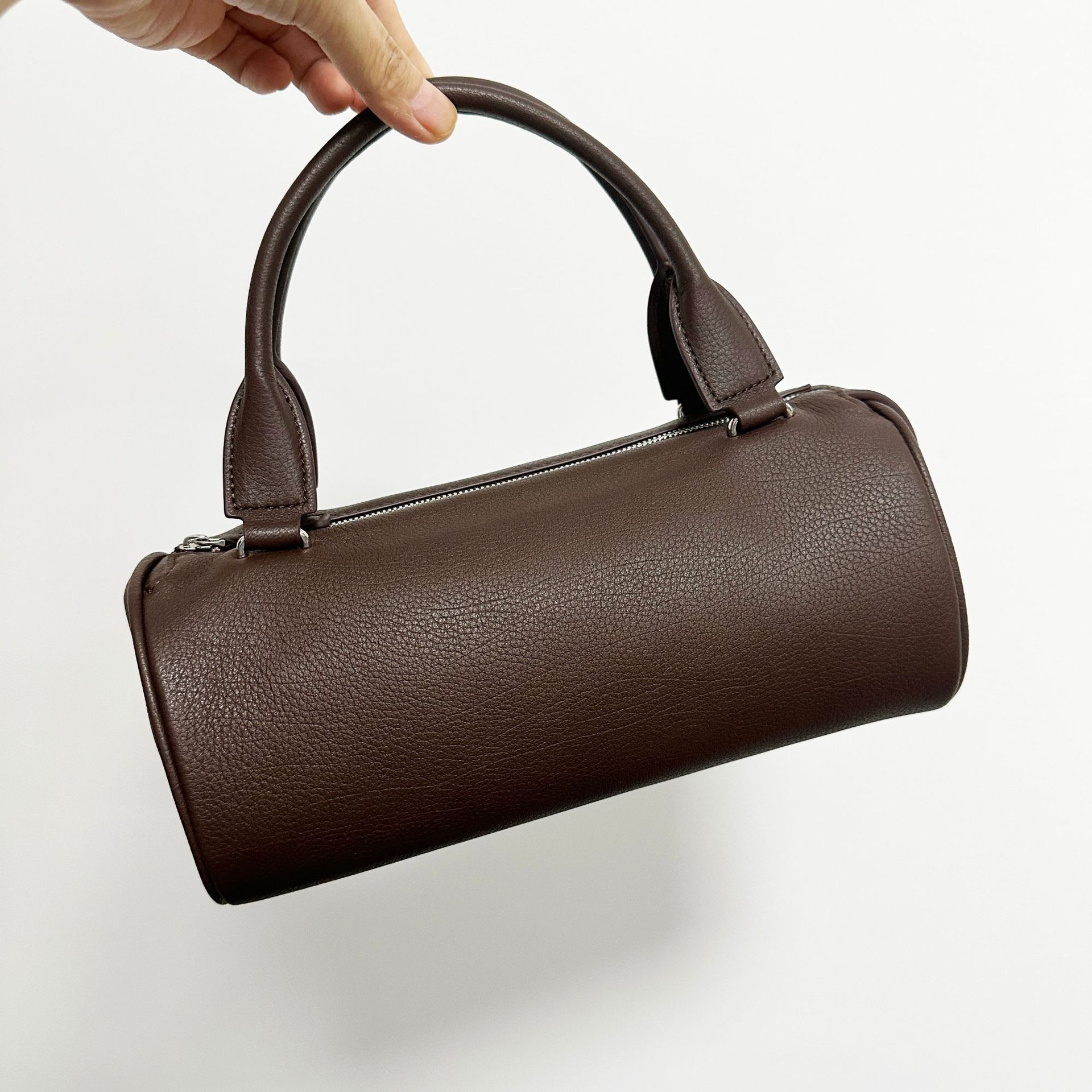 

Дизайн меньшинства TR Круглая сумка из натуральной кожи Ручная сумка Минималистичная сумка Защитная сумка-мяч Высококлассный стиль Сумка для мужчин и женщин 25x11.5x12.5cm кофейный