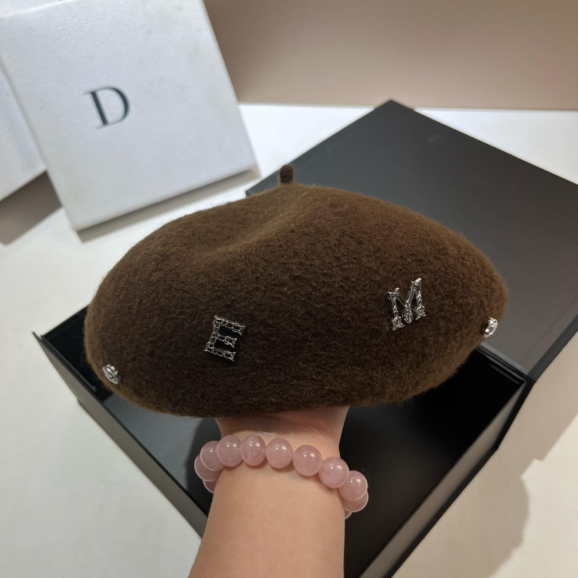 

Big Star Alphabet Beret Tibetan Wool Painter S Hat Sweet Lamb Roll Octagonal Hat One size fits all темно-коричневого кольору