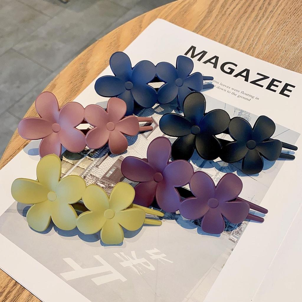 Matte Flower Hair Clip: Versatile Women's Duckbill Accessory for Updos