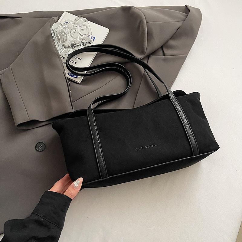 

Осенне-зимняя замшевая сумка женская 2025 новая для通勤, универсальная, для работы, нишевая, одноплечевая, подмышечная сумка-подушка чёрный