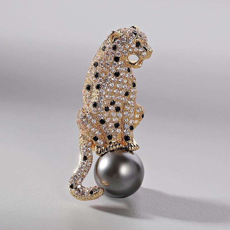 Elegant Leopard Brooch with Shell Pearl and Copper Zircon for Men - Ideal Christmas Gift