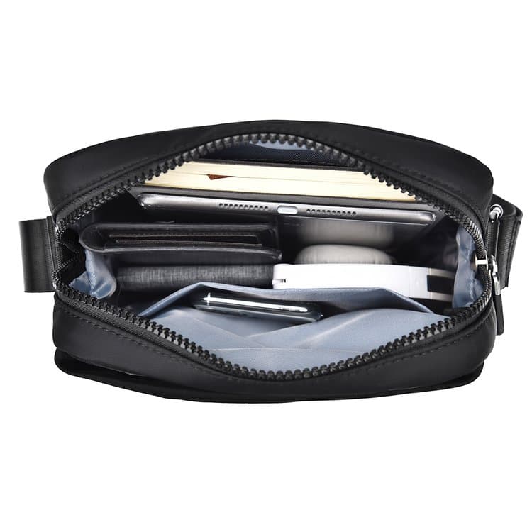 Casual and simple men's shoulder messenger bag
