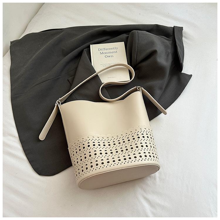 

Simple and large-capacity fashion versatile minimalist commuter bag 2025 summer new temperament single shoulder underarm bucket bag белый
