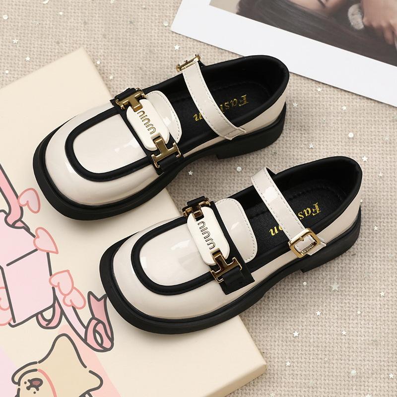 Žáci nižšího sekundárního vzdělávání, žáci základního vzdělávání, bílé a černé malé kožené boty, japonské dívky, dětské školní uniformy, etiketa, pr