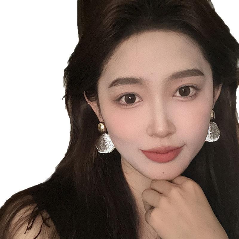 Elegant Shell Flower Earrings Women Minimalist Pearl Studs With Crystal Accents Lightweight Fashion Jewelry Daily Wear