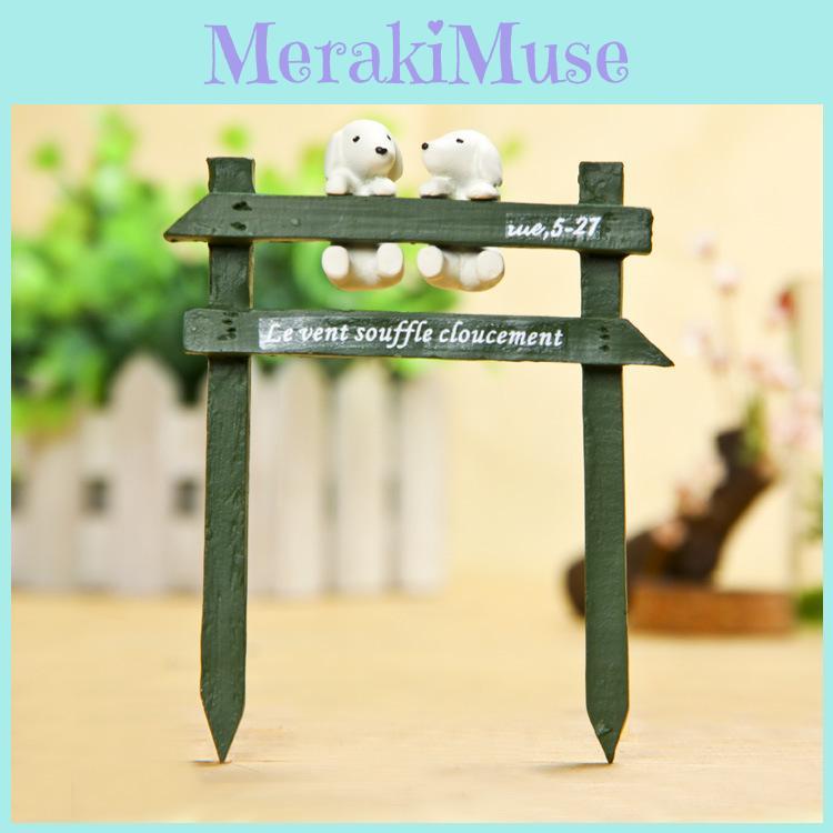 Creative Fence White Dog Scene Mini Model Ornament For Plant Decor And Promotional Gifts