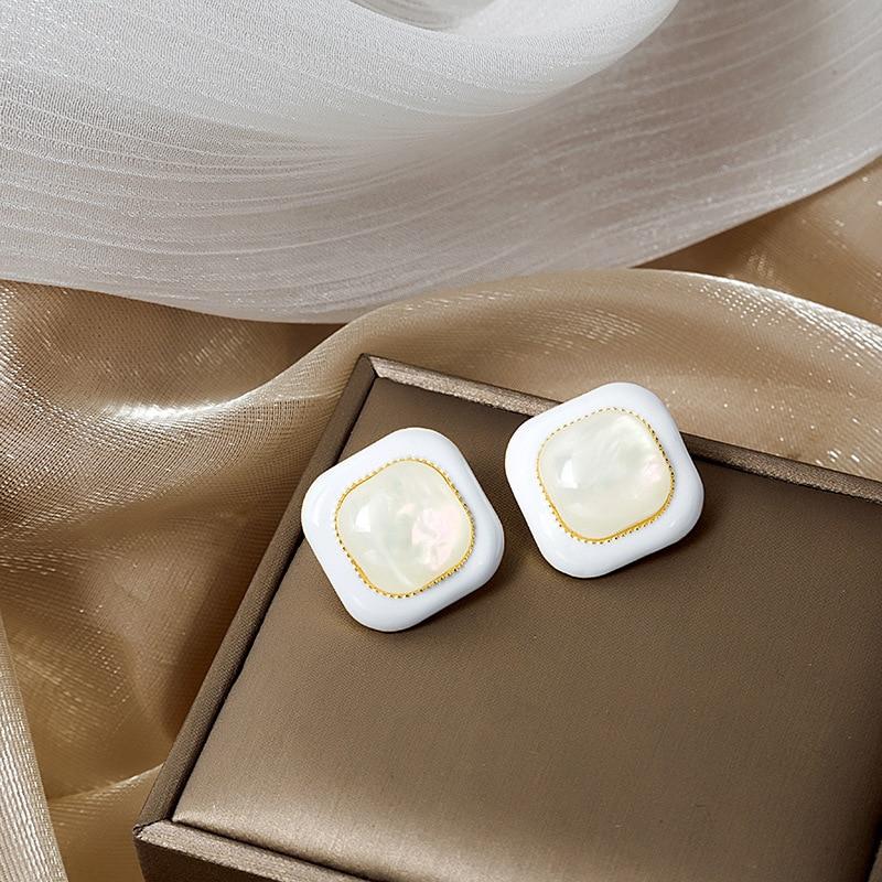 

Модные очаровательные белые квадратные серьги-гвоздики из смолы New Temperament Pendientes Jewelry Wholesale