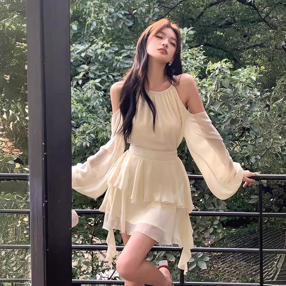High-quality Korean version of autumn clothing, new sweet temperament, apricot neck off-the-shoulder top, waist skirt, two-piece suit for women