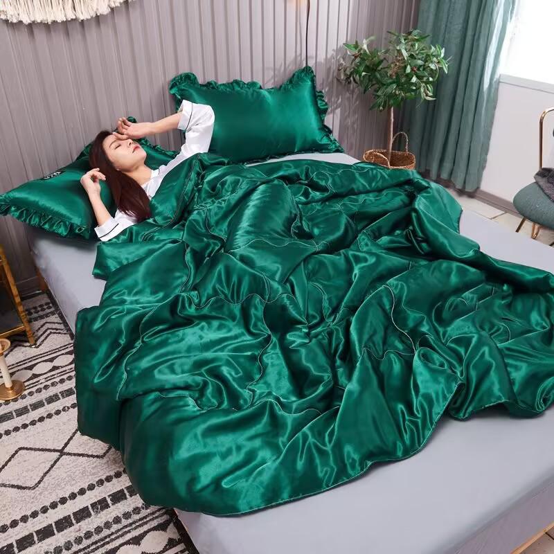 Luxury Summer Quilts Soft Emulation Silky Satin Quilted Quilt Machine Washable Air-conditioning Comforter Bedspread Thin Blanket