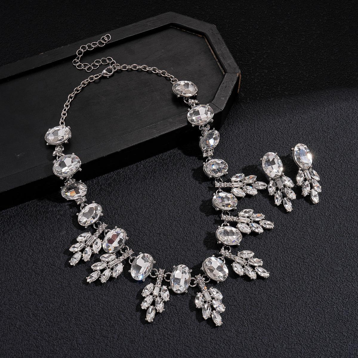 2-piece set of diamond-set geometric oval leaf splicing stud earrings, necklace, exquisite necklace.