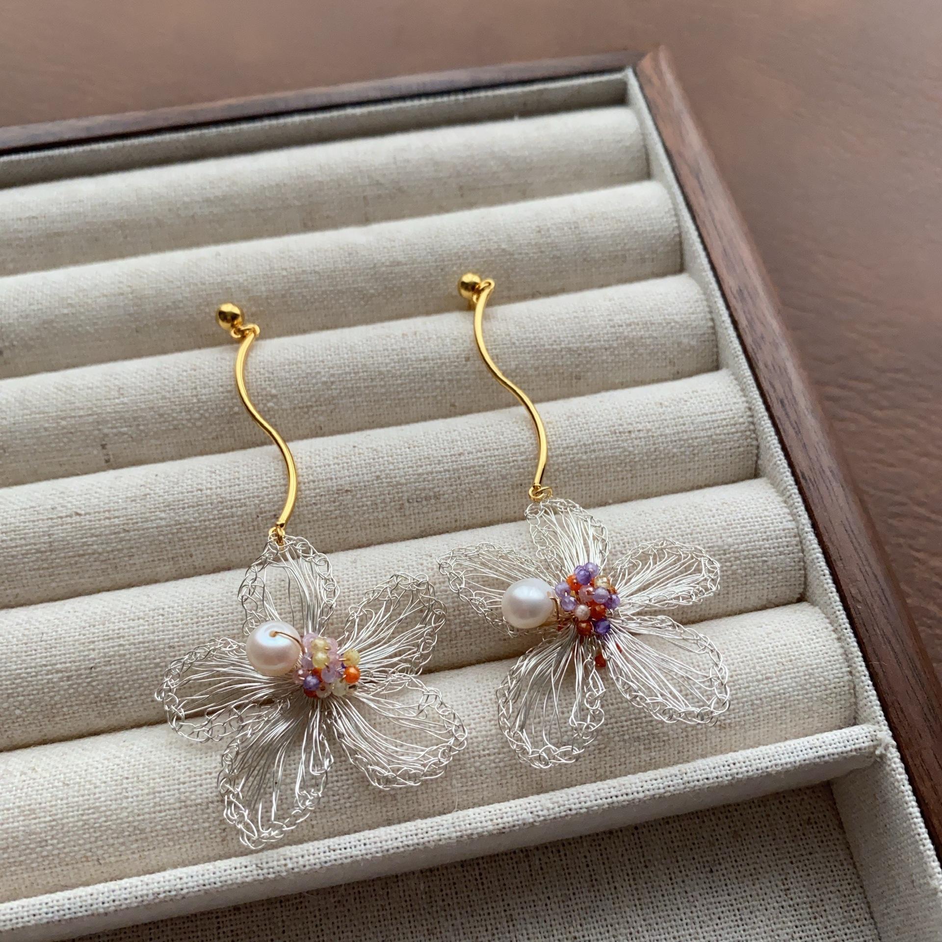 Metal thread woven simple sweet flower pearl stud earrings, elegant French niche exquisite beautiful earrings women