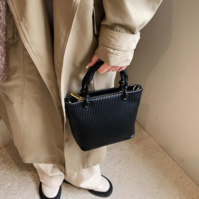 Korean Version of Fashion Women's Handbag 2025 New Pleated Bucket Bag Niche Texture Shoulder Messenger Bag